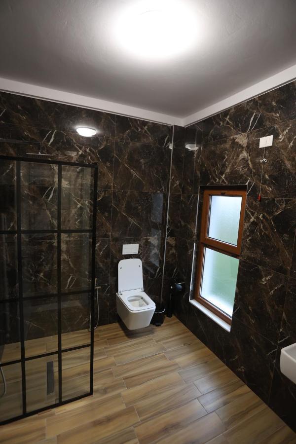 House Of Horses Shtepia E Kuajve Hotel Korce Exterior foto