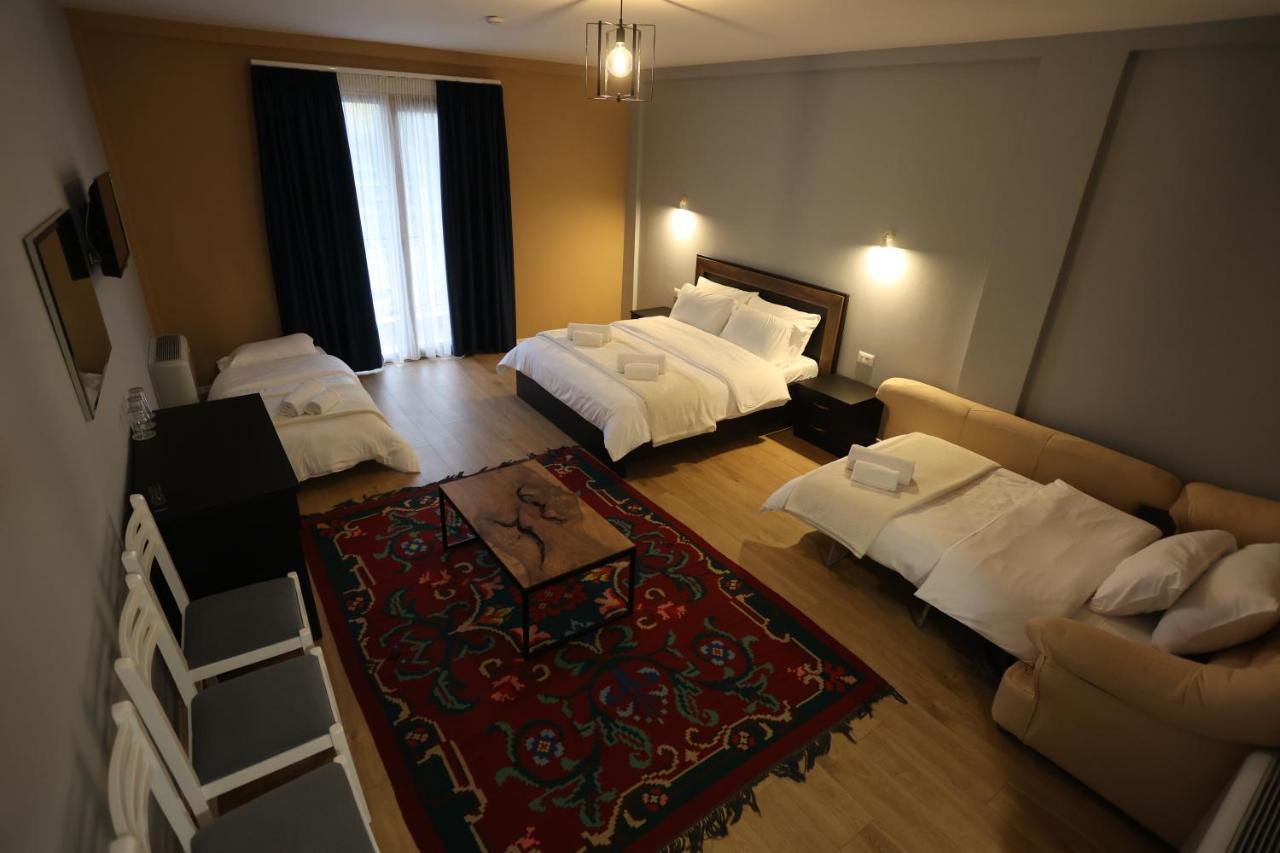 House Of Horses Shtepia E Kuajve Hotel Korce Exterior foto