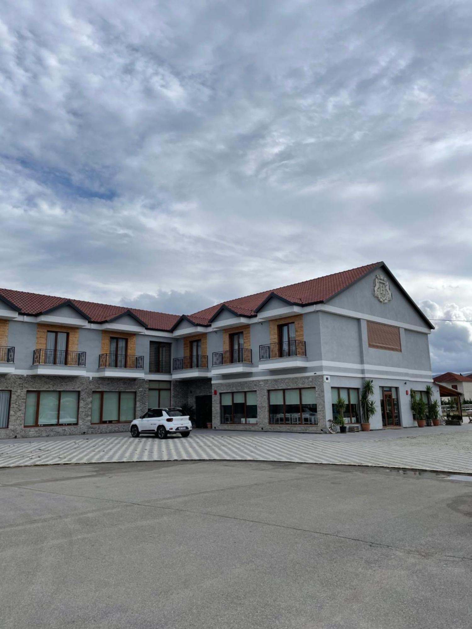 House Of Horses Shtepia E Kuajve Hotel Korce Exterior foto